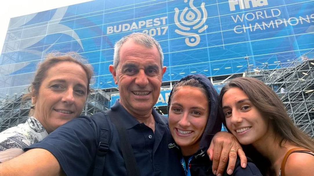 Selfie di famiglia per i Quadarella: scatta pap Carlo che nuota e fa l&#39;allenatore, ma non della figlia... 